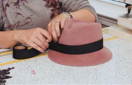 硬いフェルトのフェドラ帽子を作る方法-究極のガイド!
